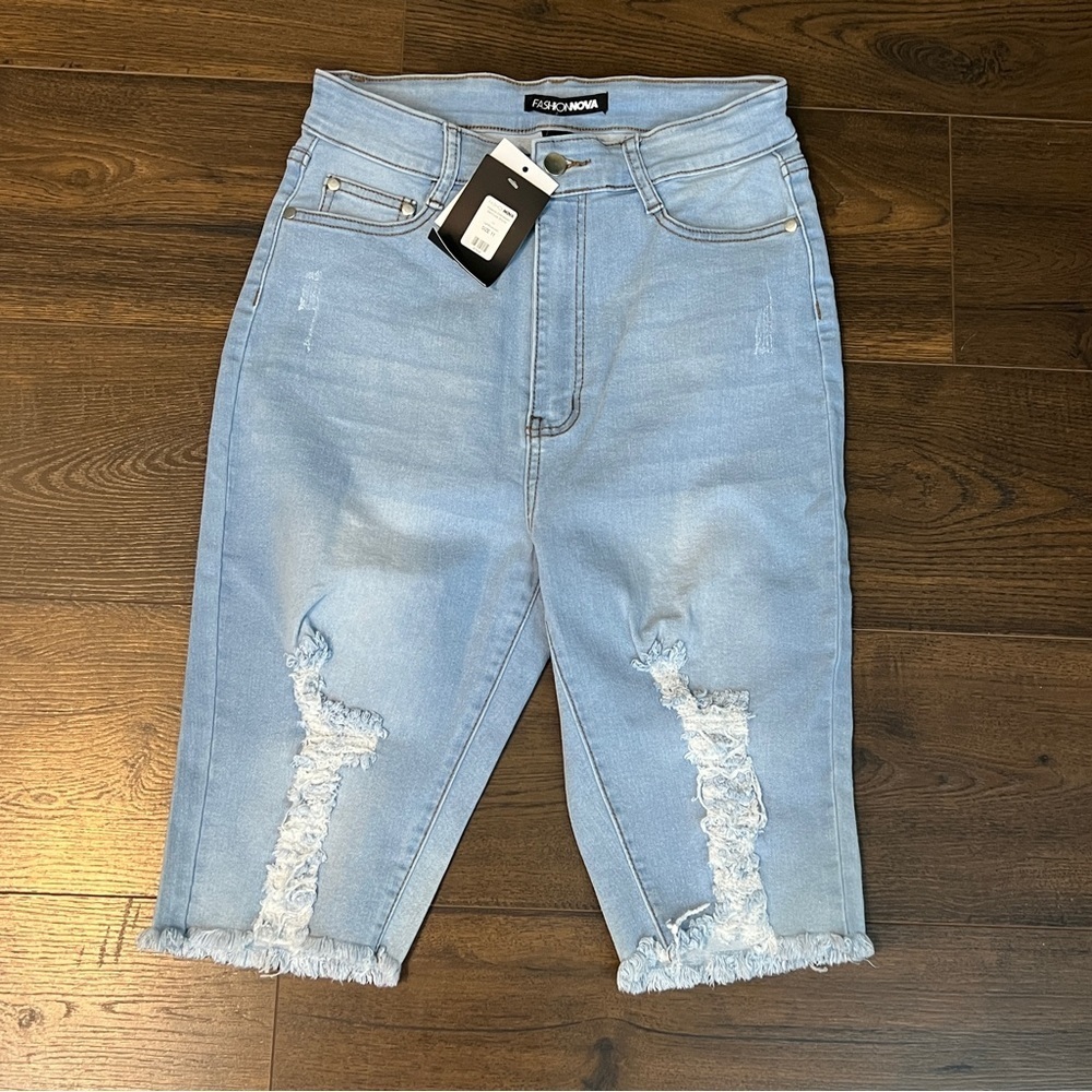 NEW* Forever 21 Distressed Stretch Short Size 11